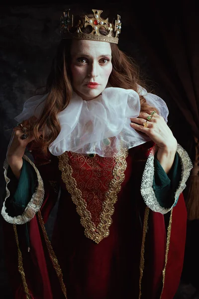 Middeleeuwse Koningin Rode Jurk Met Witte Kraag Kroon Donkergrijze Achtergrond — Stockfoto