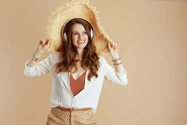 Wakacje Uśmiechnięta Modna Kobieta Białej Bluzce Szorty Beżowym Tle Słuchawkami — Zdjęcie stockowe