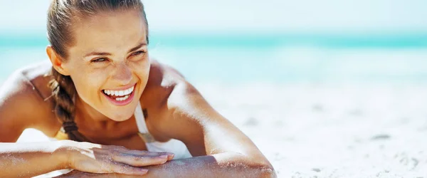 Lächelnde Junge Frau Badeanzug Genießt Liegen Strand — Stockfoto