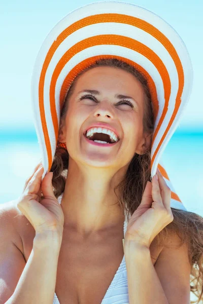 Χαμογελαστή Νεαρή Γυναίκα Καπέλο Στην Παραλία — Φωτογραφία Αρχείου