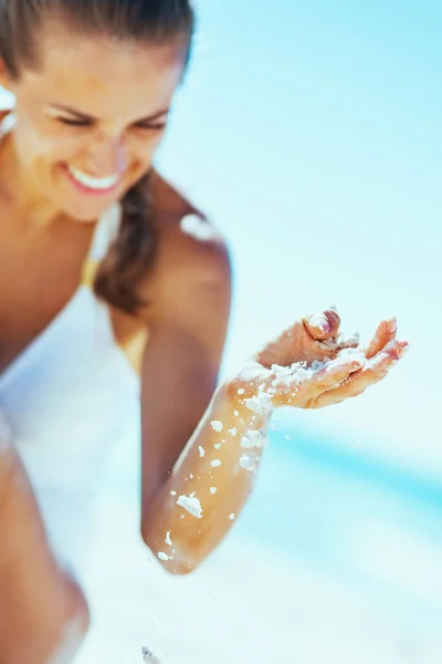 Zbliżenie Szczęśliwy Młoda Kobieta Strój Kąpielowy Siedząc Plaży Gra Piasku — Zdjęcie stockowe