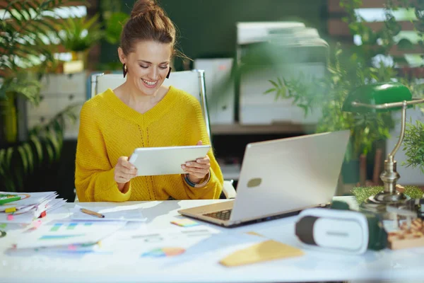 Feliz Moderna Pequena Empresa Proprietária Mulher Suéter Amarelo Com Laptop — Fotografia de Stock