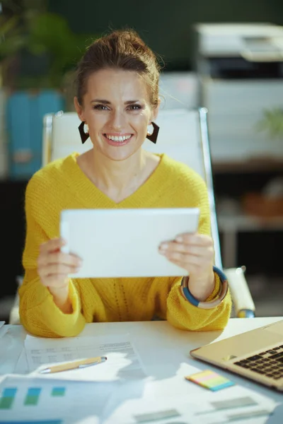 Sonriente Moderna Propietaria Una Pequeña Empresa Mujer Suéter Amarillo Oficina — Foto de Stock
