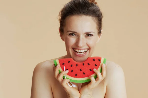 Lächelndes Modernes Weibchen Mit Wassermelone Duschschwamm Auf Beigem Hintergrund — Stockfoto