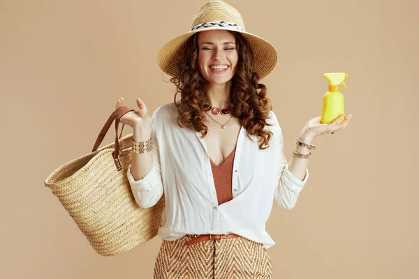 海滩度假 快乐的现代中年家庭主妇 身穿白衬衫 穿着米黄色短裤 头戴草袋 头戴一顶夏帽 — 图库照片