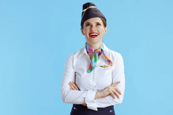 Uśmiechnięta Stylowa Stewardessa Kobieta Niebieskim Tle Mundurze Patrząc Górę Przestrzeni — Zdjęcie stockowe