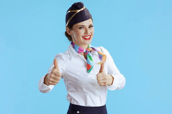 Χαρούμενη Κομψή Αεροσυνοδός Γυναίκα Μπλε Φόντο Στολή Δείχνει Τους Αντίχειρες — Φωτογραφία Αρχείου