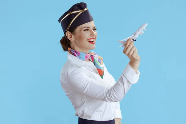 Χαμογελαστή Σύγχρονη Αεροσυνοδός Γυναίκα Μπλε Φόντο Στολή Ένα Μικρό Αεροπλάνο — Φωτογραφία Αρχείου