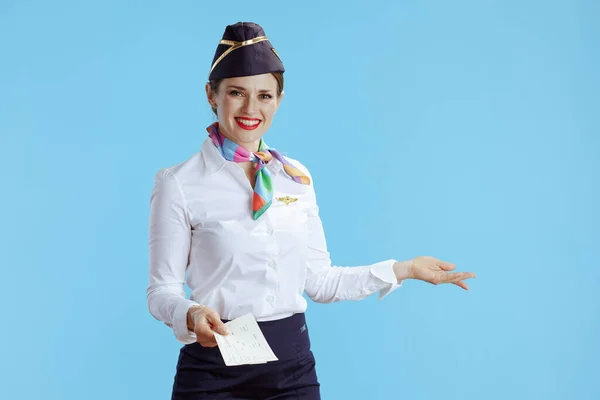 Šťastný Stylový Ženský Letuška Modrém Pozadí Uniformě Letenkami Vítaje — Stock fotografie