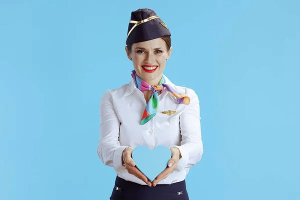 Χαρούμενη Μοντέρνα Γυναίκα Αεροσυνοδός Μπλε Φόντο Στολή Που Δείχνει Την — Φωτογραφία Αρχείου