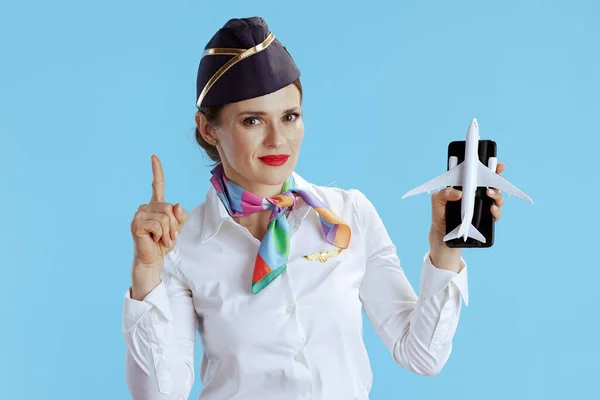 Leende Modern Kvinnlig Flygvärdinna Mot Blå Bakgrund Uniform Med Lite — Stockfoto