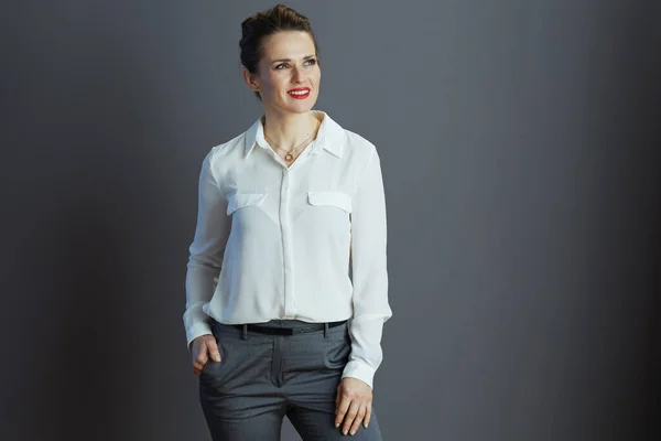 Zamyślony Elegancki Lat Kobieta Pracownik Białej Bluzce Patrząc Przestrzeń Kopiowania — Zdjęcie stockowe