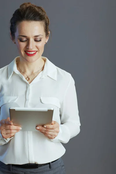 Χαμογελαστή Μοντέρνα Επιχειρηματική Γυναίκα Λευκή Μπλούζα Tablet Γκρι Φόντο — Φωτογραφία Αρχείου