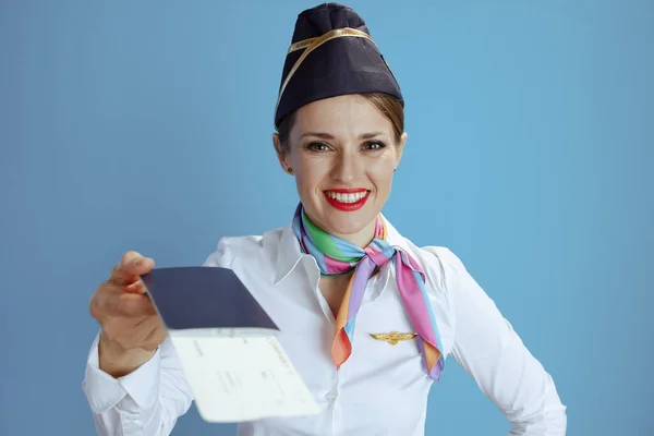 Uśmiechnięta Stylowa Stewardessa Odizolowana Niebieskim Tle Mundurze Biletami Lotniczymi Paszportem — Zdjęcie stockowe