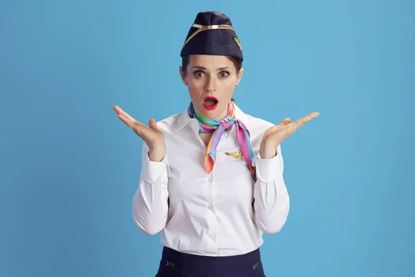 Überraschte Stilvolle Stewardess Vor Blauem Hintergrund Uniform — Stockfoto