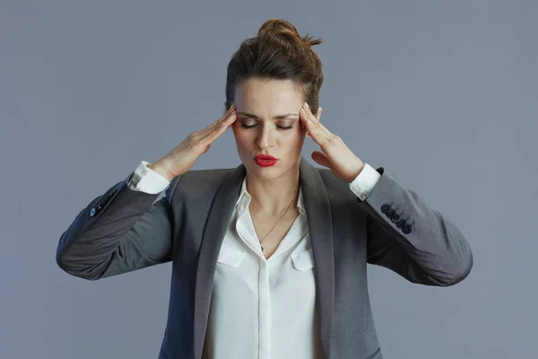 Stressad Ung Kvinna Arbetare Grå Kostym Isolerad Grå — Stockfoto