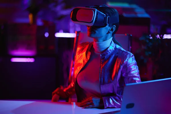 Concepto Futurista Neón Metaverso Mujer Moderna Gafas Realidad Virtual Oficina — Foto de Stock