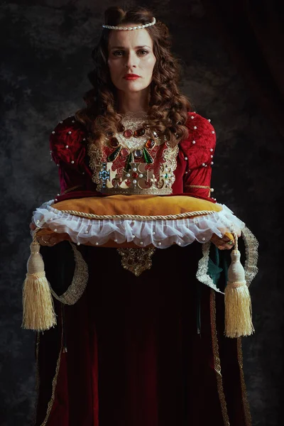 Średniowieczna Królowa Czerwonej Sukience Koroną Poduszce Ciemnoszarym Tle — Zdjęcie stockowe