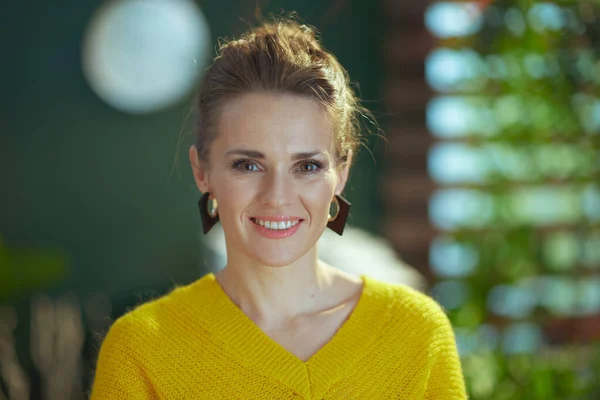 Sorrindo Moderna Mulher Pequena Empresária Suéter Amarelo Escritório Verde Moderno — Fotografia de Stock
