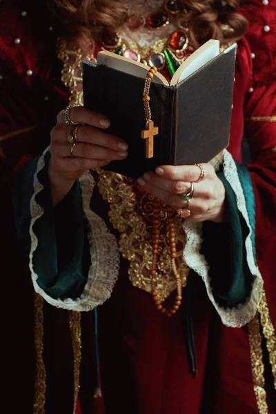 Close Middeleeuwse Koningin Rode Jurk Met Boek Rozenkrans — Stockfoto