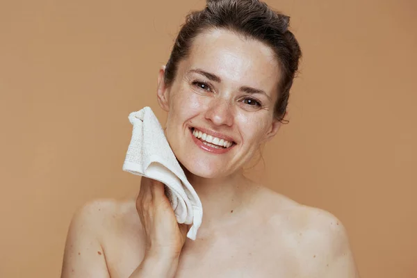 Χαμογελαστή Μοντέρνα Γυναίκα Πετσέτα Πλύσιμο Προσώπου Μπεζ Φόντο — Φωτογραφία Αρχείου