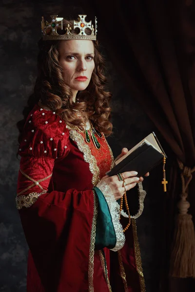 Middeleeuwse Koningin Rode Jurk Met Boek Rozenkrans Kroon Donkergrijze Achtergrond — Stockfoto