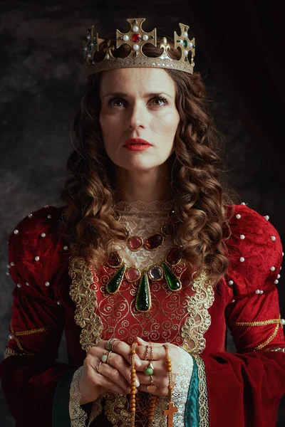 Reina Medieval Vestido Rojo Con Rosario Corona Rezando Sobre Fondo —  Fotos de Stock