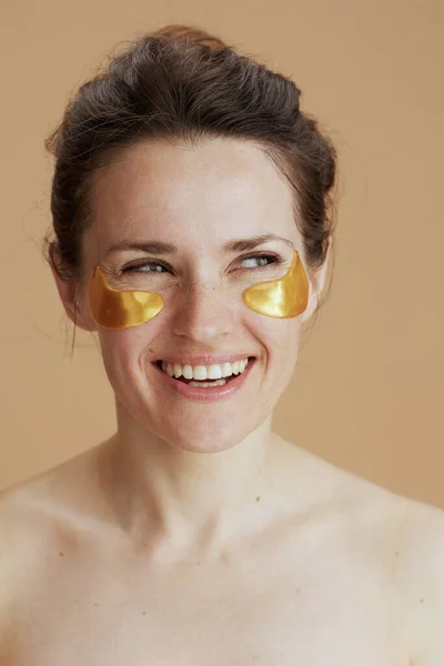 Szczęśliwa Nowoczesna Kobieta Opaskami Oczach Odizolowana Beżowym Tle — Zdjęcie stockowe