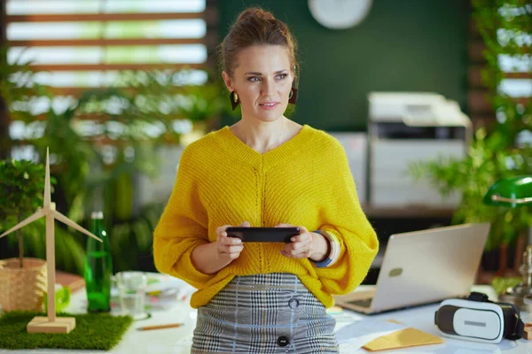 Wanita Pemilik Usaha Kecil Yang Elegan Dengan Sweater Kuning Kantor — Stok Foto