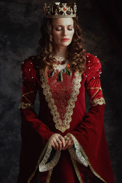 Middeleeuwse Koningin Rode Jurk Met Kroon Donkergrijze Achtergrond — Stockfoto