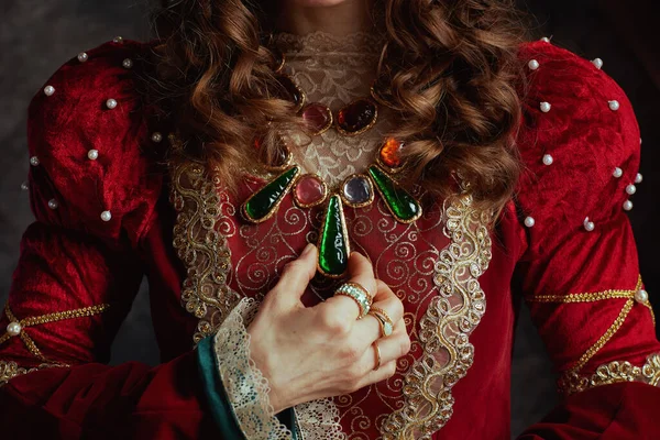 Kırmızı Elbiseli Ortaçağ Kraliçesine Yaklaş — Stok fotoğraf
