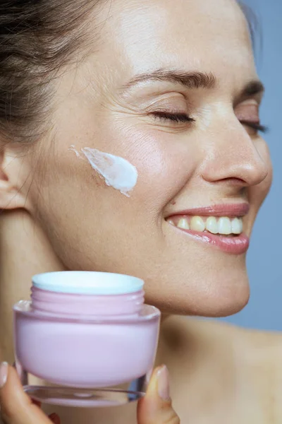 Glimlachen Moderne Jaar Oude Vrouw Met Cosmetische Crème Pot Blauwe — Stockfoto
