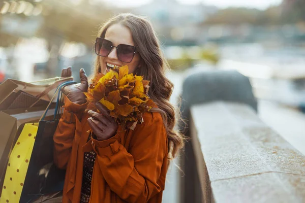 Merhaba Sonbahar Alışveriş Torbaları Sonbahar Sarısı Yapraklarıyla Turuncu Trençkotlu Mutlu — Stok fotoğraf