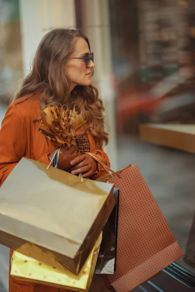 Hallo Oktober Moderne Frau Orangefarbenem Trenchcoat Mit Einkaufstaschen Und Herbstgelben — Stockfoto