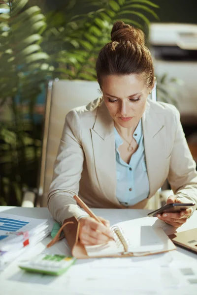 Modern Business Woman Light Business Suit Modern Green Office Notebook — Stock Photo, Image