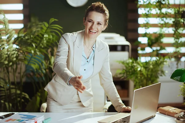 Modern Yeşil Ofiste Hafif Bir Elbisesi Içinde Laptopuyla Sıkışan Yıllık — Stok fotoğraf
