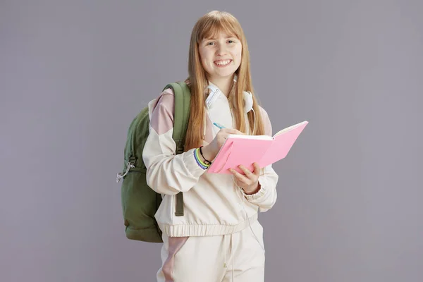 Retrato Una Adolescente Moderna Sonriente Chándal Beige Con Mochila Cuadernos — Foto de Stock