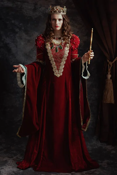 全长的中世纪女王画像 身穿红色衣服 头戴魔杖 头戴深灰色背景的皇冠 — 图库照片