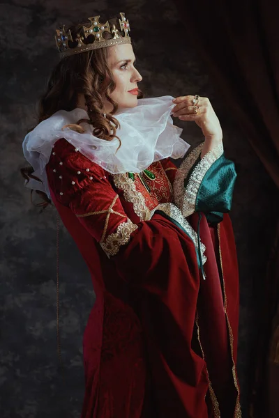 Nachdenkliche Mittelalterliche Königin Rotem Kleid Mit Weißem Kragen Und Krone — Stockfoto