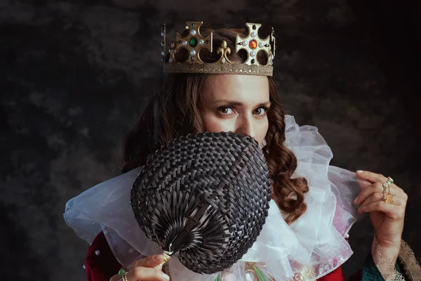中古时代的女王 身穿红色衣服 有扇子 白领和深灰色背景的皇冠 — 图库照片