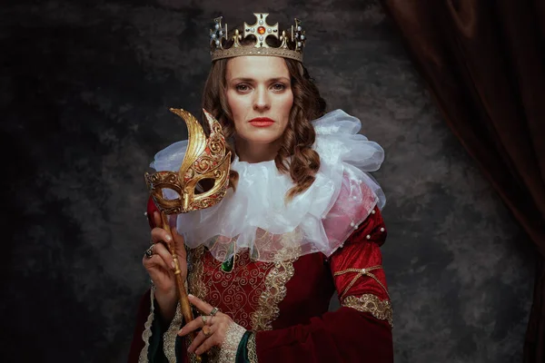 Middeleeuwse Koningin Rode Jurk Met Venetiaans Masker Witte Kraag Kroon — Stockfoto