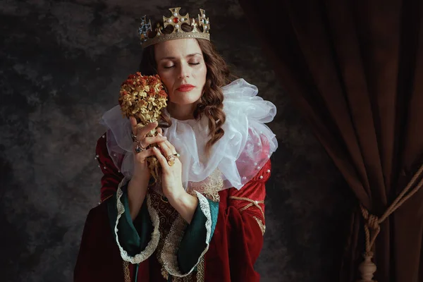 Reina Medieval Vestido Rojo Con Flor Seca Cuello Blanco Corona — Foto de Stock