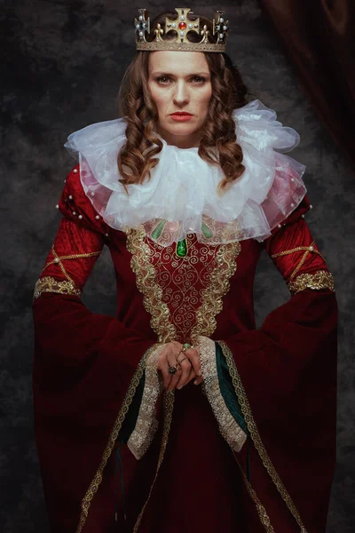 Rainha Medieval Vestido Vermelho Com Colarinho Branco Coroa Fundo Cinza — Fotografia de Stock