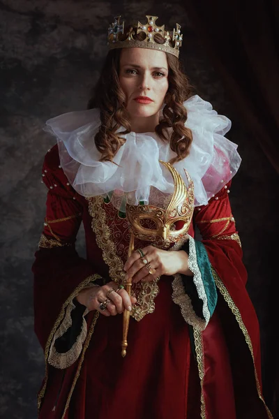 穿着红色衣服的中世纪女王 戴着威尼斯面具 头戴深灰色背景的皇冠 — 图库照片