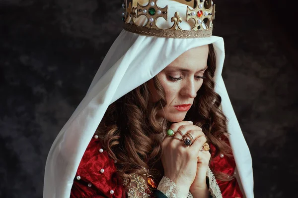 Middeleeuwse Koningin Rode Jurk Met Sluier Kroon Bidden Donkergrijze Achtergrond — Stockfoto
