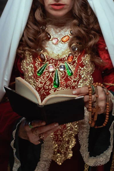 Nahaufnahme Einer Mittelalterlichen Königin Roten Kleid Mit Buch Und Schleier — Stockfoto