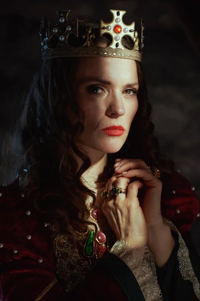 Reina Medieval Vestido Rojo Con Corona Sobre Fondo Gris Oscuro — Foto de Stock