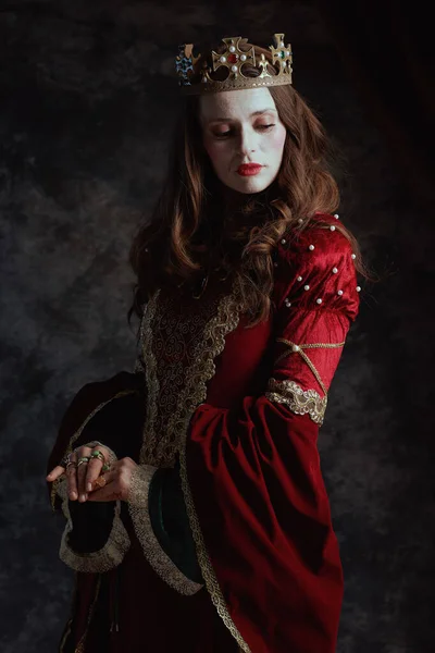 Keskiaikainen Kuningatar Punaisessa Mekossa Valkoinen Meikki Kruunu Tummanharmaa Tausta — kuvapankkivalokuva