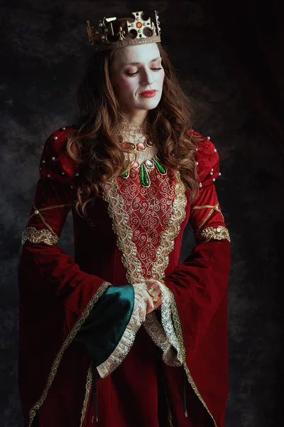 Middeleeuwse Koningin Rode Jurk Met Witte Make Kroon Donkergrijze Achtergrond — Stockfoto