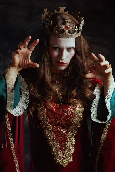 恐怖的中世纪女王 身穿红色衣服 白色妆容 头戴深灰色背景的皇冠 — 图库照片